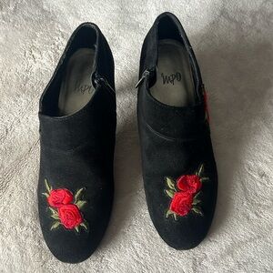 Heel zip up on side
Black 2 inch heel size 8 1/2